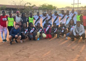 Vasco feminino com equipe e comissão técnica no campo.