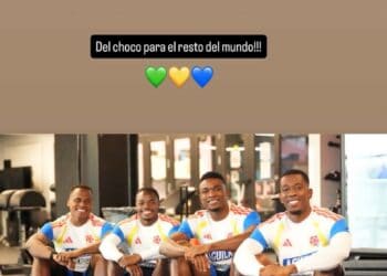 Treinamento de jogadores do Vasco sentado no chão com equipamentos de ginástica.