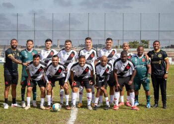 Jogadores do Vasco em campo,time posando para foto juntos.