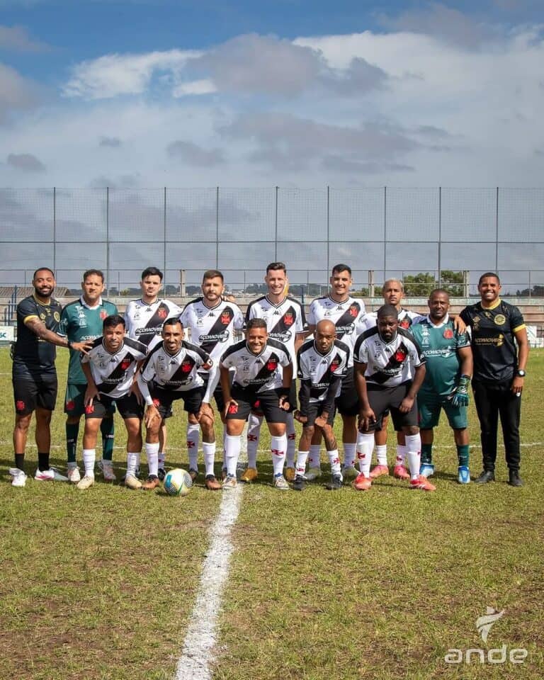 Jogadores do Vasco em campo,time posando para foto juntos.
