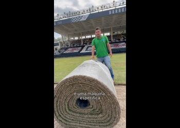 Rolo grande de grama sintética no estádio.