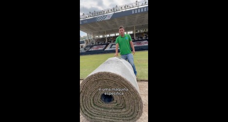 Rolo grande de grama sintética no estádio.