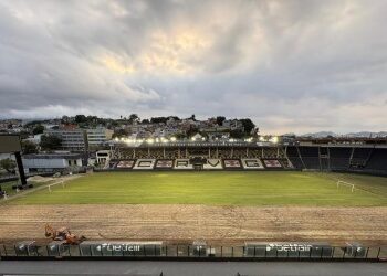 Estádio de futebol vazio ao entardecer.