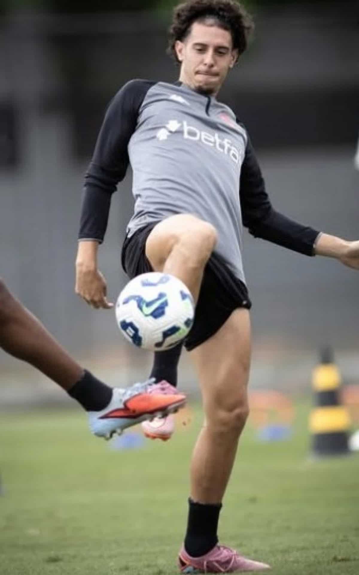 Jogador treinando com bola em campo.