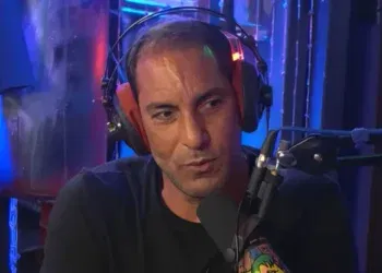 Homem com fones de ouvido e microfone aberto.