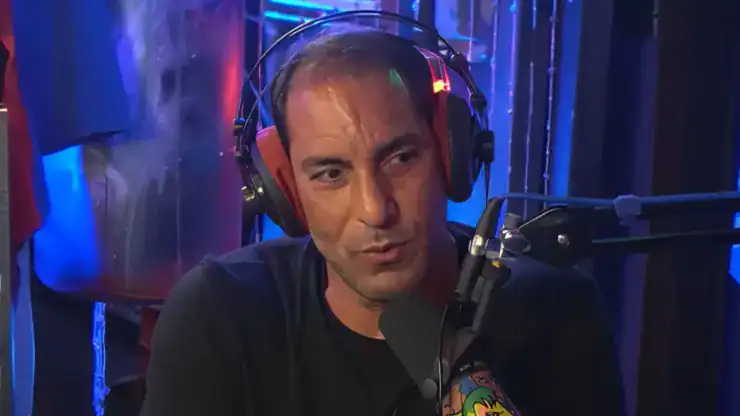 Homem com fones de ouvido e microfone aberto.