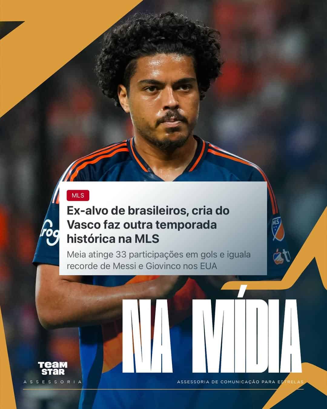 Ex-jogador do Vasco em uniforme azul com a camisa do clube.