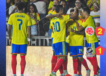 Vasco da Gama comemorando gol com jogadores abraçados.