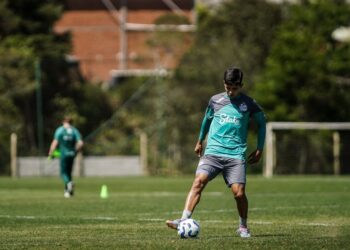 Jogador do Vasco treinando com bola em campo ao ar livre.