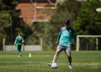 Jogador do Vasco treinando com bola em campo ao ar livre.