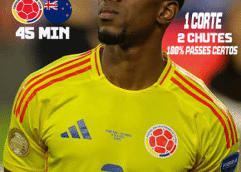 Jogador do Vasco com uniforme amarelo e azul.