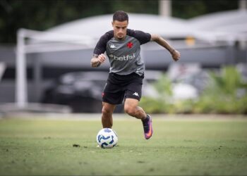 Jogador do Vasco treinando com chuteira em campo.