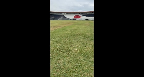 Jogador do Vasco treinando no estádio São Januário.