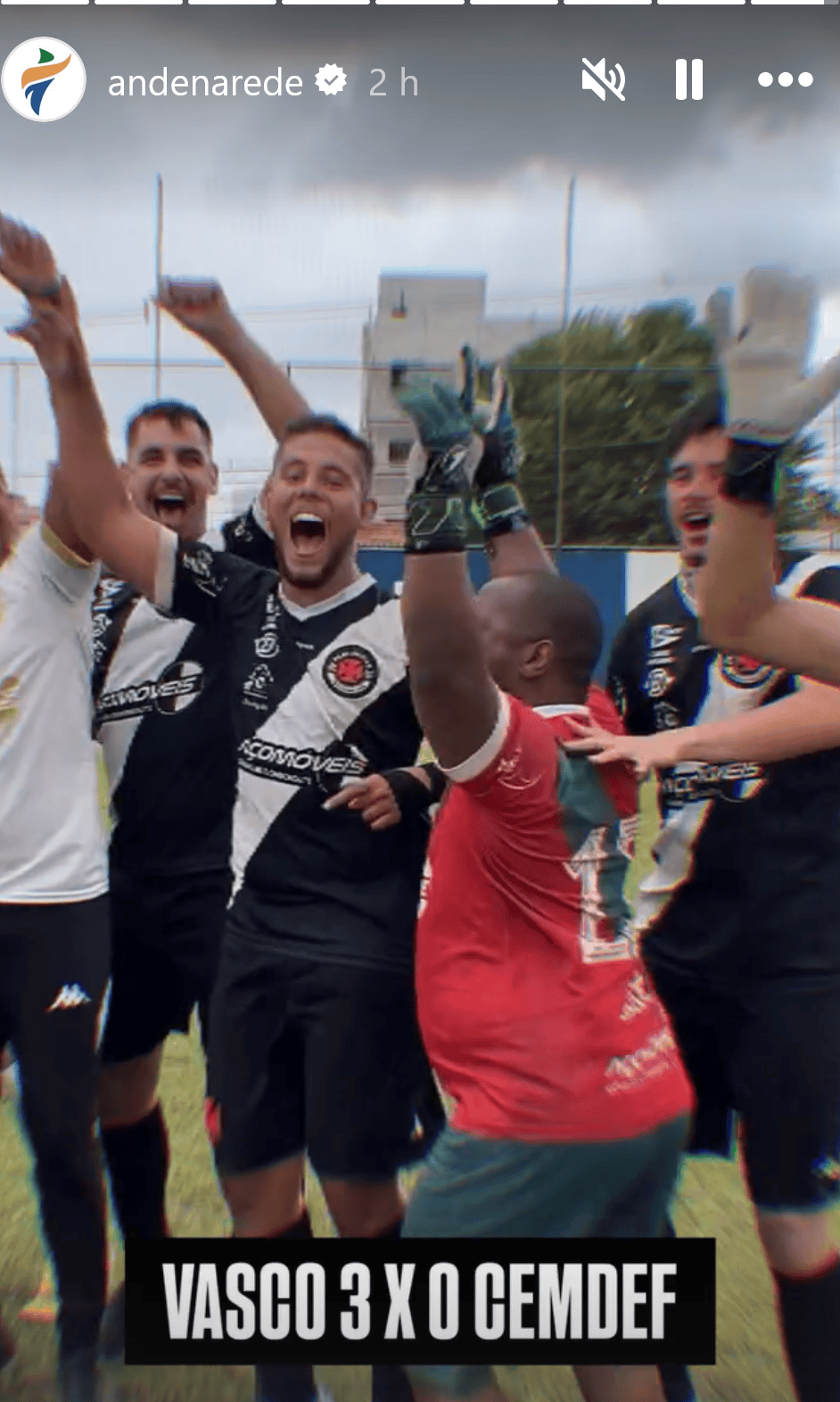 Vitória do Vasco comemorada com torcedores.