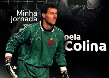 Futebolista vestindo uniforme do Vasco com fundo de torcida.