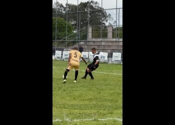 Cano sendo disputado entre jogadores de futebol.