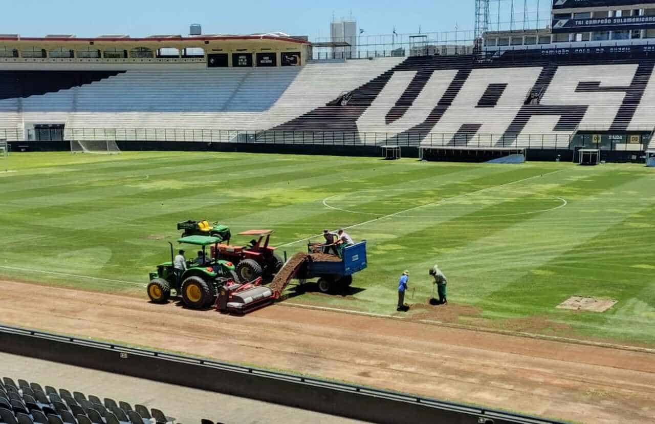 Operários cuidando do gramado do estádio MeuVasco.