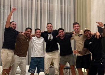 Amigos celebrando juntos em ambiente elegante.