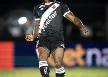 Jogador do Vasco em movimento com bola nos pés.