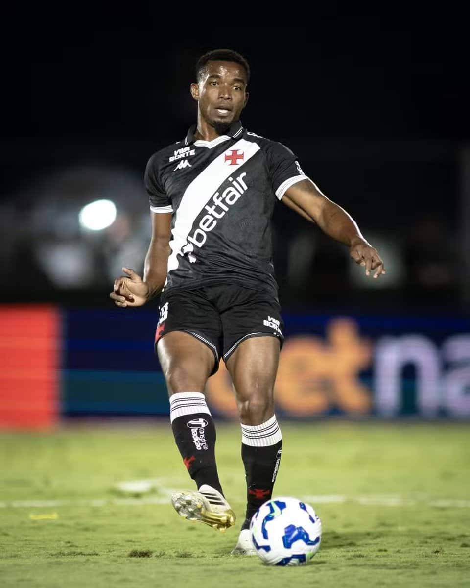 Jogador do Vasco em movimento com bola nos pés.