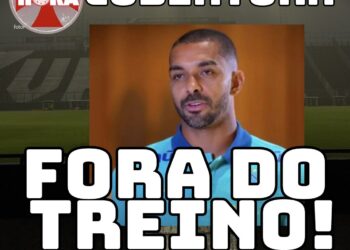 Homem em uniforme de futebol falando ao público.