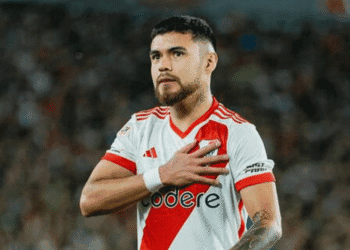 Jogador do Vasco com a mão sobre o coração.