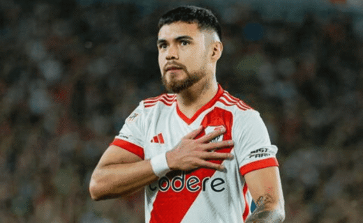 Jogador do Vasco com a mão sobre o coração.