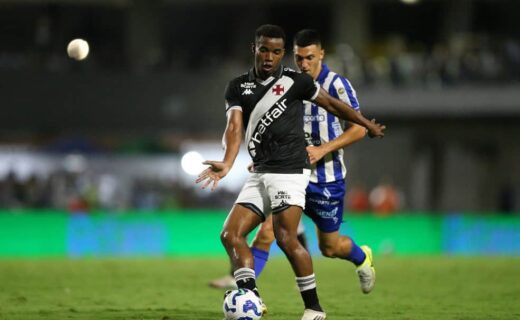 Jogador do Vasco conduz a bola em campo, em disputa de jogo.