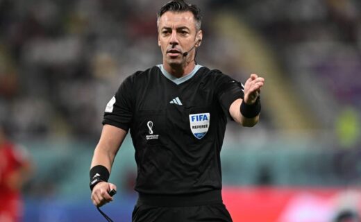 Árbitro de futebol em ação no campo.