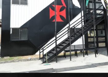 Vaso de escadas com bandeiras e símbolo do Vasco.