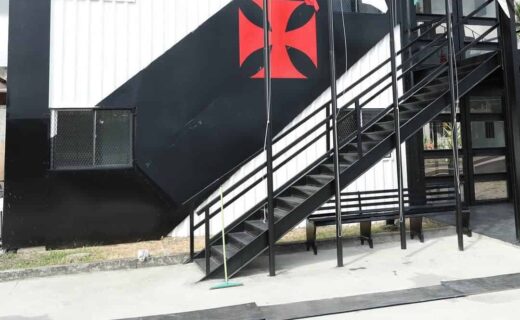 Vaso de escadas com bandeiras e símbolo do Vasco.