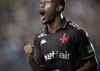 Jogador comemorando gol com força e emoção.