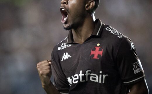 Jogador comemorando gol com força e emoção.