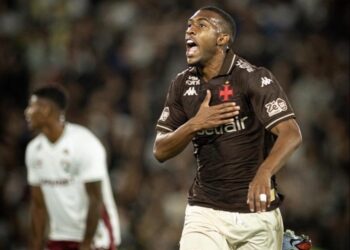 Jogador Vasco comemorando gol com dedicação.