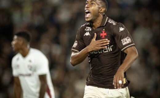 Jogador Vasco comemorando gol com dedicação.