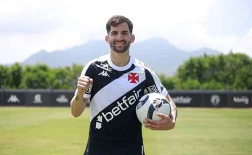 Jogador do Vasco comemorando em campo.