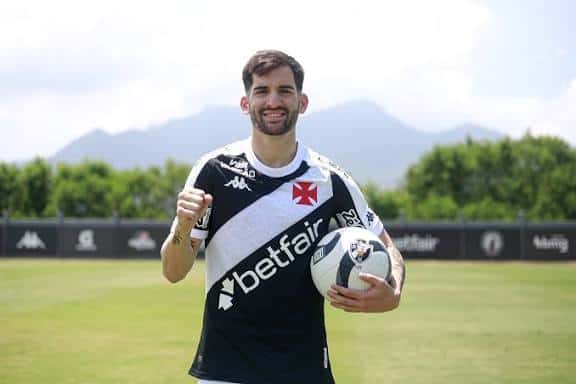 Jogador do Vasco comemorando em campo.