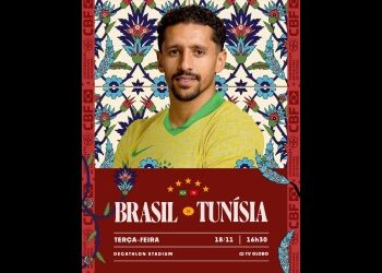 Jujuan, jogador do Vasco, em uniforme amarelo com fundo decorativo.