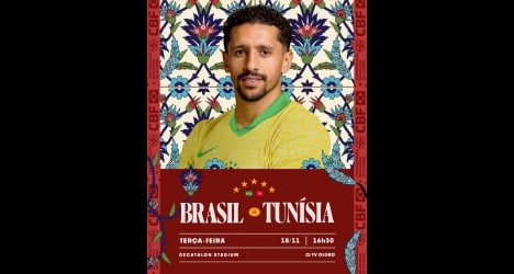 Jujuan, jogador do Vasco, em uniforme amarelo com fundo decorativo.