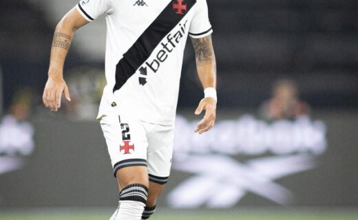 - Jogador do Vasco em campo com bola.