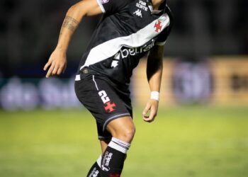 Jogador do Vasco em ação durante partida de futebol.