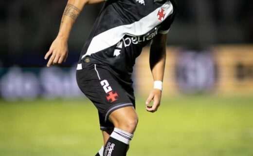 Jogador do Vasco em ação durante partida de futebol.