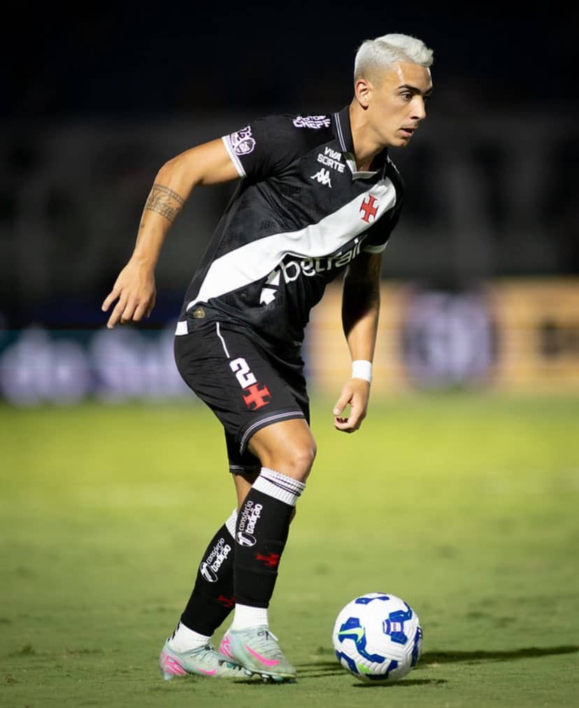 Jogador do Vasco em ação durante partida de futebol.