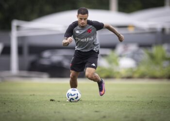 Jogador do Vasco treinando em campo aberto.