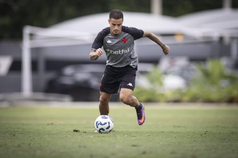 Jogador do Vasco treinando em campo aberto.