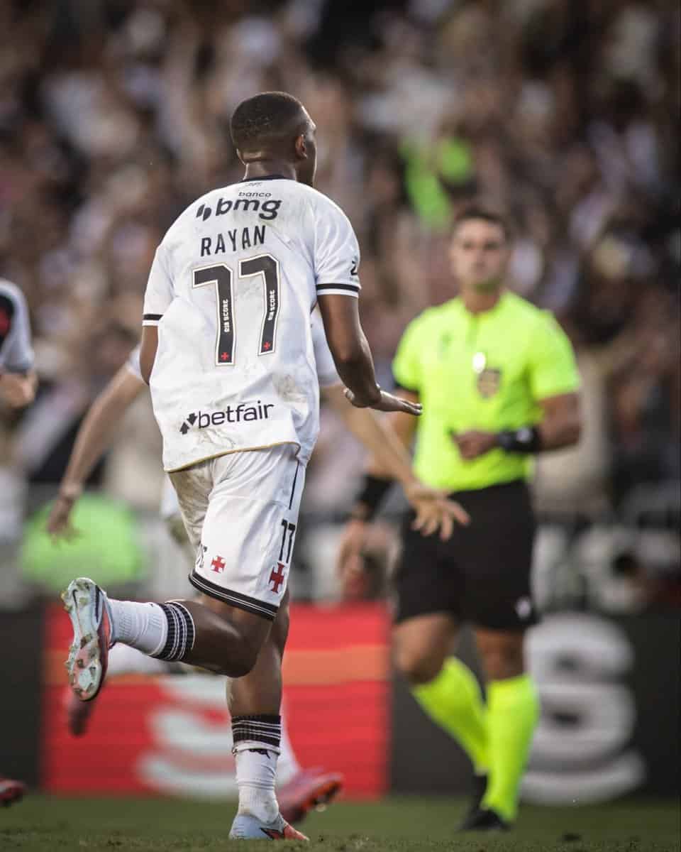 Jogador do Vasco correndo em campo durante jogo.