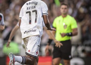 Barcelona não deseja oferecer mais de 30 milhões de euros por Rayan, enquanto o Vasco exige 40 milhões de euros.