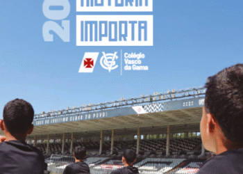 2025, Estudantes assistindo palestra ao ar livre.