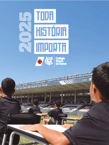 2025, Estudantes assistindo palestra ao ar livre.