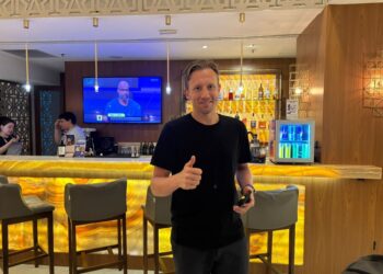 Ex-jogador Lucas Leiva, que jogou com Philippe Coutinho no Liverpool, esteve no hotel do Vasco em Porto Alegre.